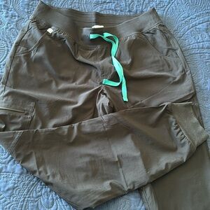 Figs women’s medium Zamora joggers, fionx material and lined